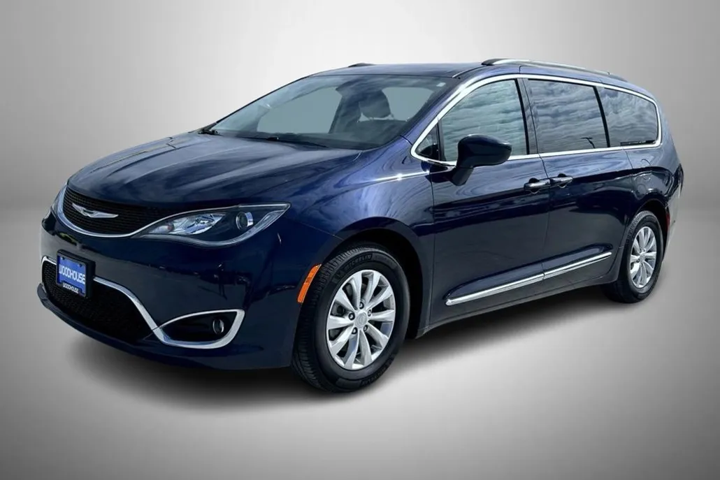2017 Chrysler Pacifica Touring L photo 1