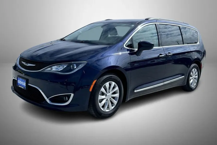 2017 Chrysler Pacifica Touring L photo 1
