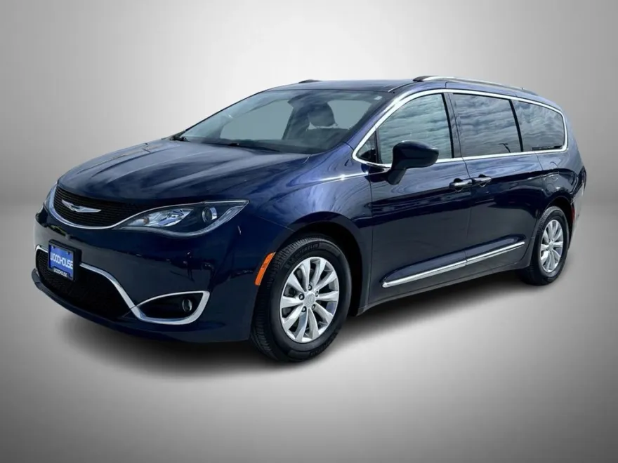2017 Chrysler Pacifica Touring L photo 1