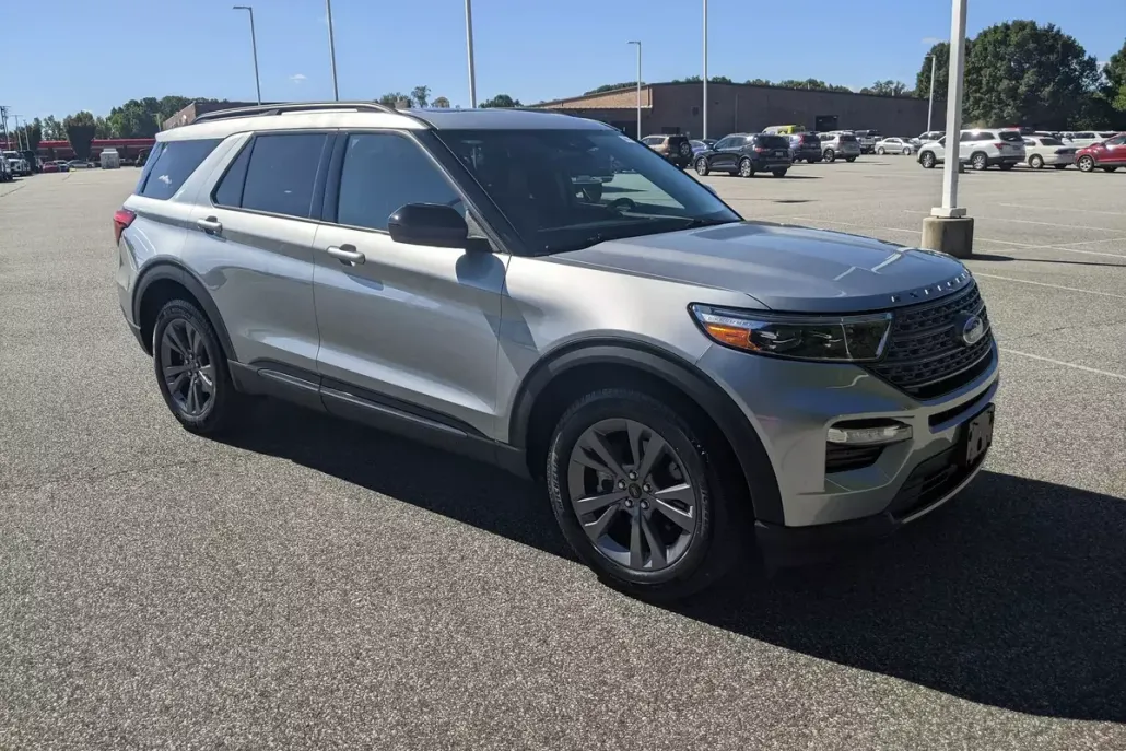 2023 Ford Explorer XLT photo 1