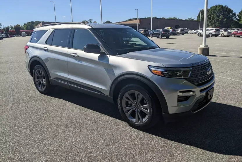 2023 Ford Explorer XLT photo 1