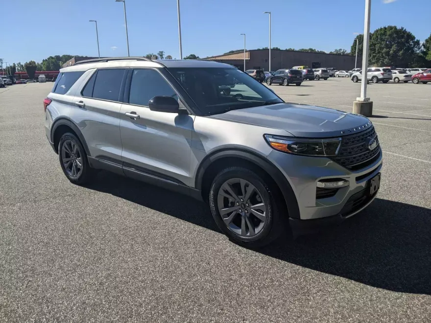 2023 Ford Explorer XLT photo 1