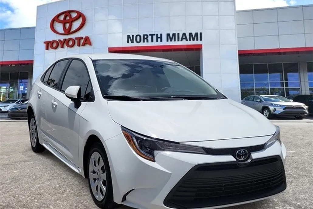 2024 Toyota Corolla LE photo 1