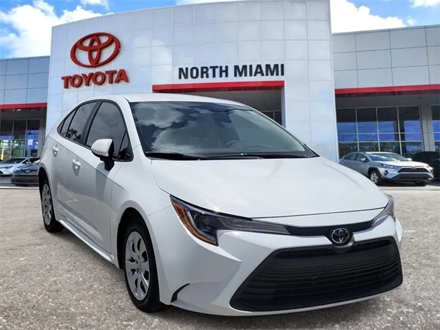 2024 Toyota Corolla LE photo 1