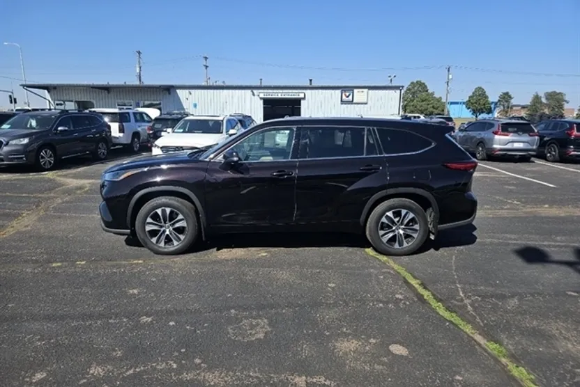 2021 Toyota Highlander XLE photo 1