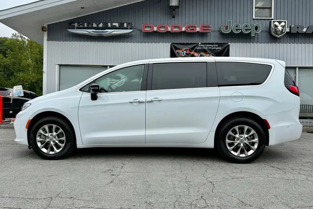 2024 Chrysler Pacifica Touring L photo 1