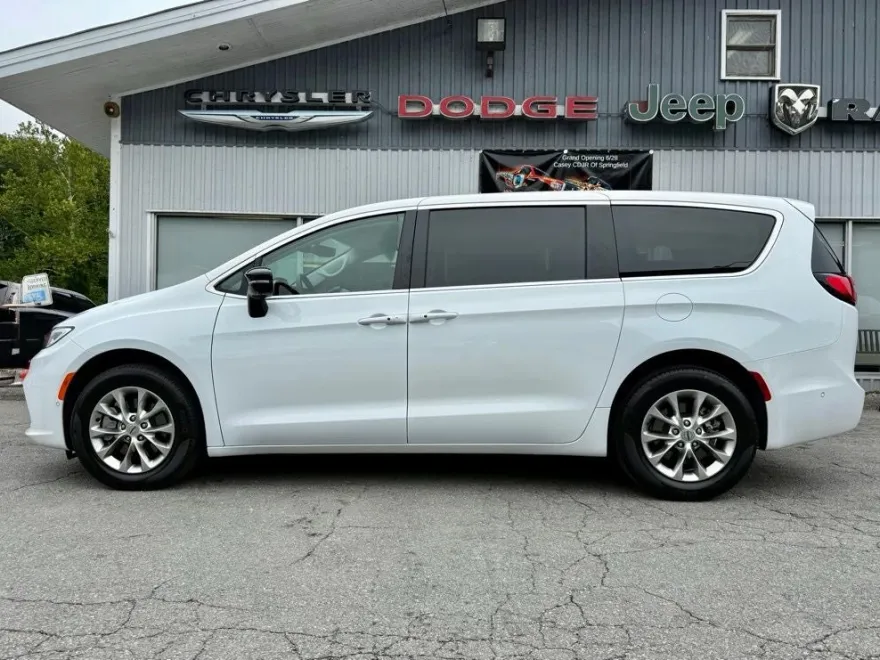 2024 Chrysler Pacifica Touring L photo 1