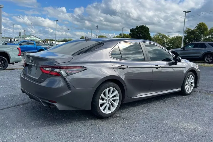 2022 Toyota Camry LE photo 1