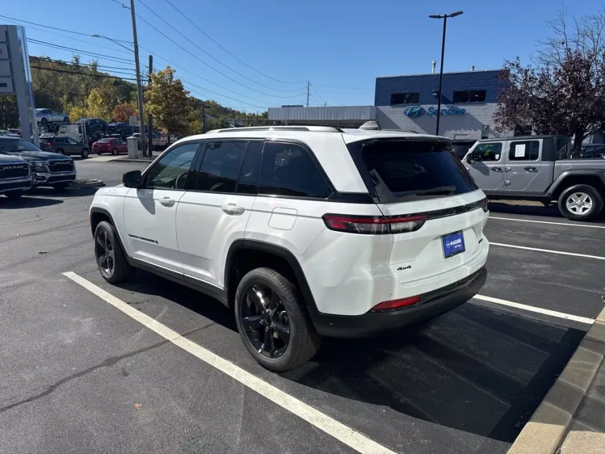 2025 Jeep Grand Cherokee Limited photo 1