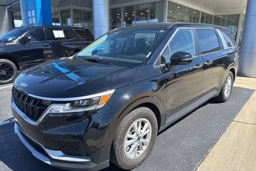 2024 Kia Carnival LX photo 1