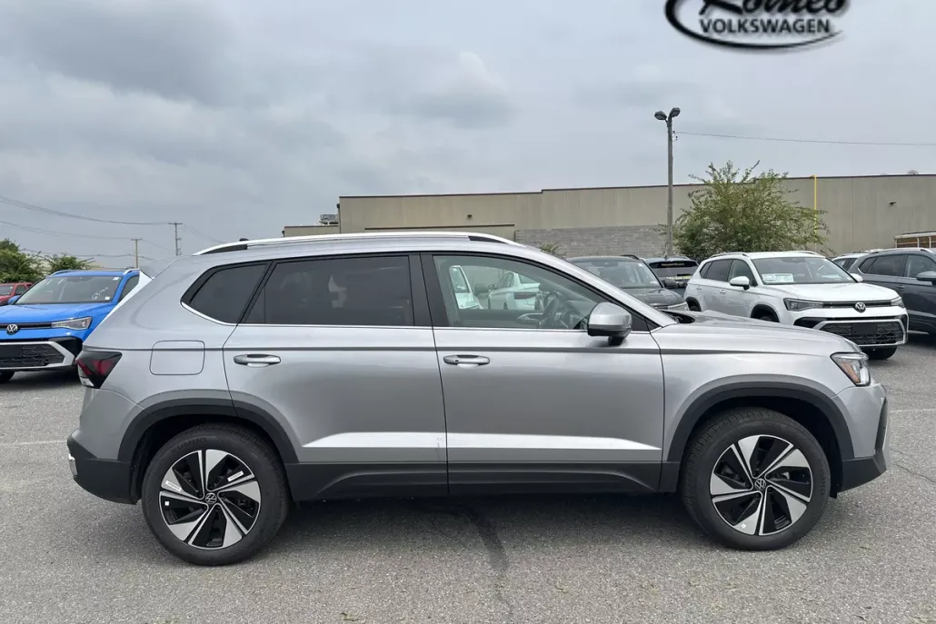 2025 Volkswagen Taos SE photo 1