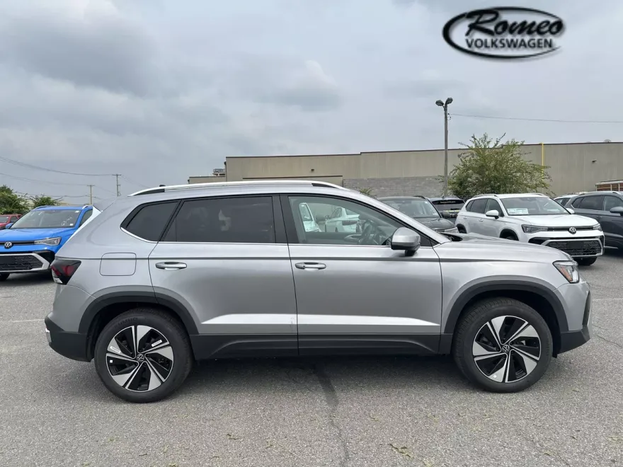 2025 Volkswagen Taos SE photo 1