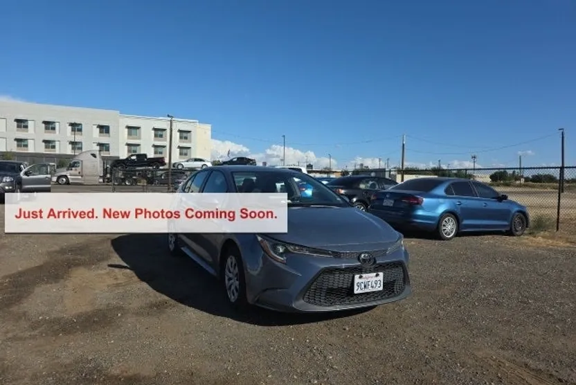 2022 Toyota Corolla LE photo 1
