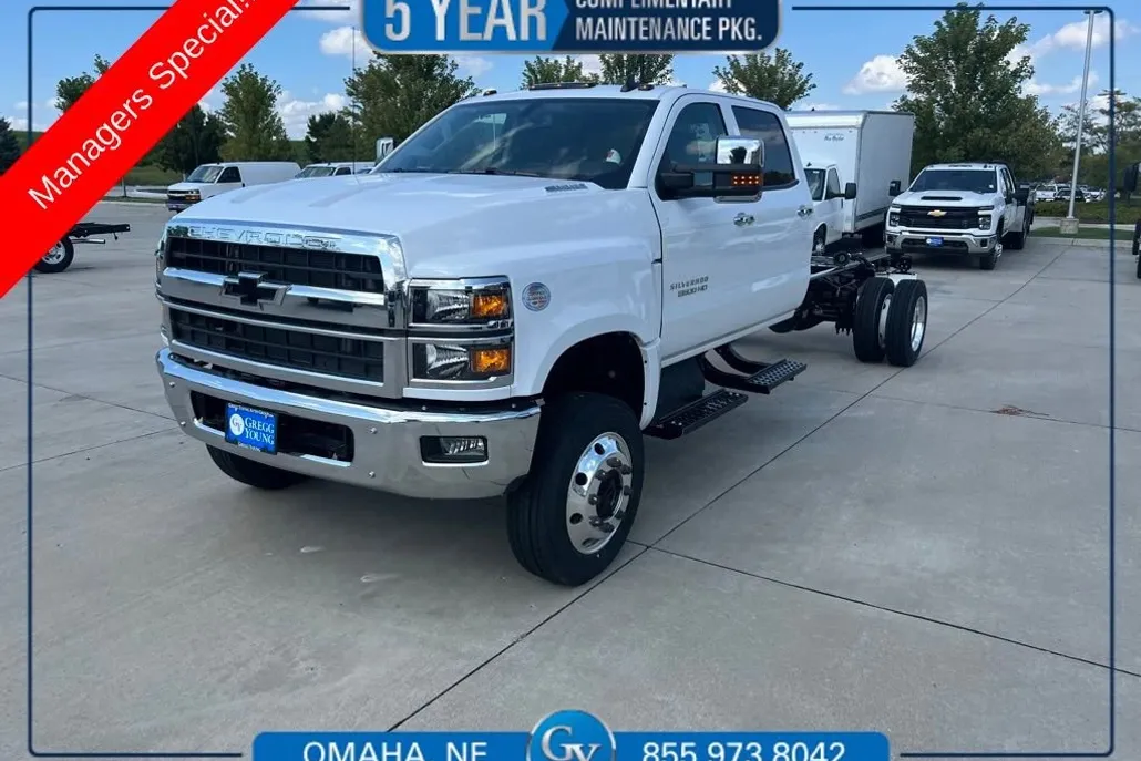 2023 Chevrolet Silverado 5500HD LT photo 1