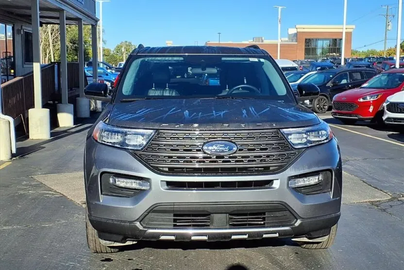 2023 Ford Explorer XLT photo 1
