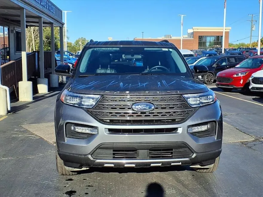 2023 Ford Explorer XLT photo 1
