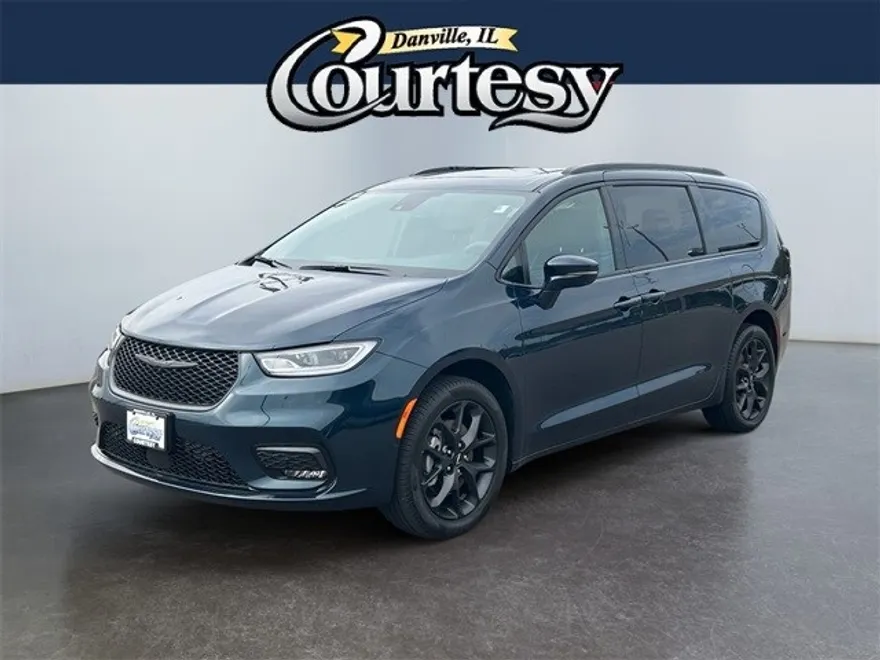 2022 Chrysler Pacifica Limited photo 1