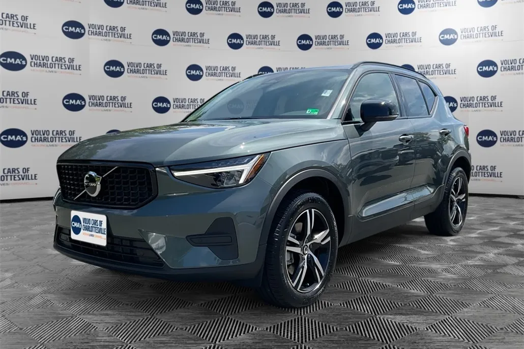 2026 Volvo XC40 Core photo 1