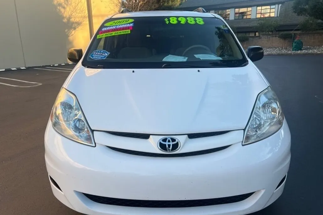 2009 Toyota Sienna LE photo 1