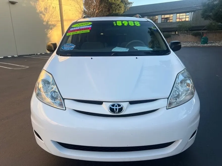 2009 Toyota Sienna LE photo 1