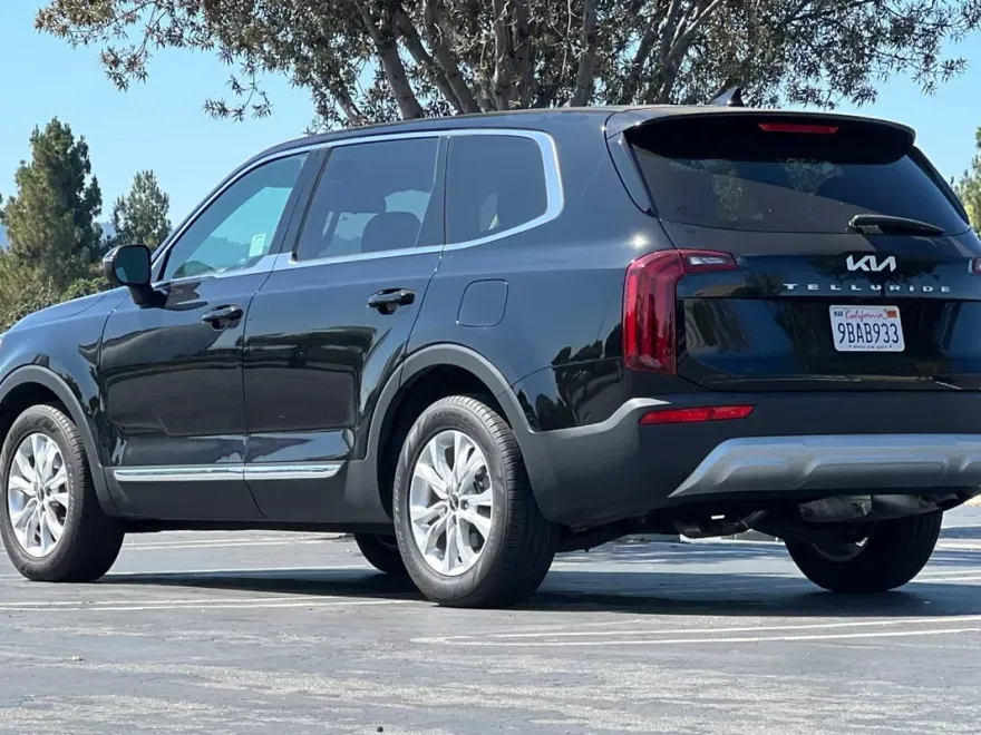 2022 Kia Telluride LX photo 1