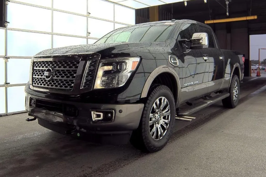 2018 Nissan Titan Platinum Reserve Crew Cab photo 1