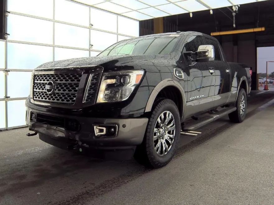2018 Nissan Titan Platinum Reserve Crew Cab photo 1