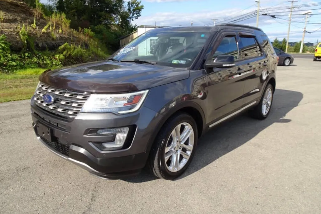 2016 Ford Explorer XLT photo 1