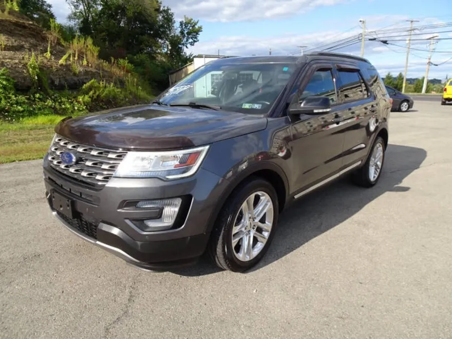 2016 Ford Explorer XLT photo 1