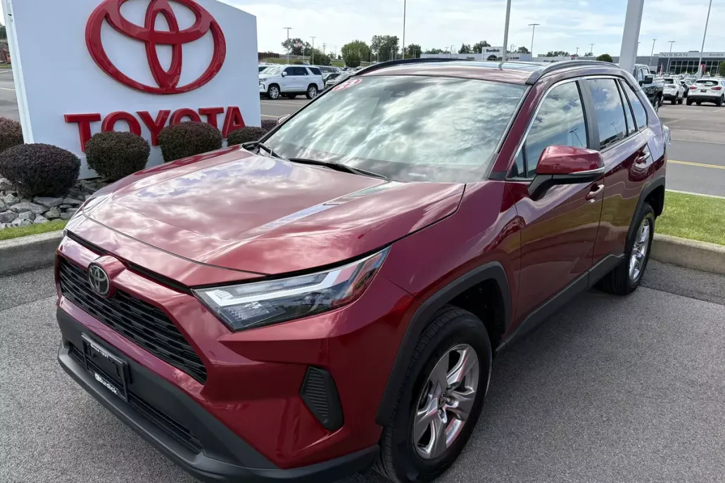 2023 Toyota RAV4 XLE photo 1