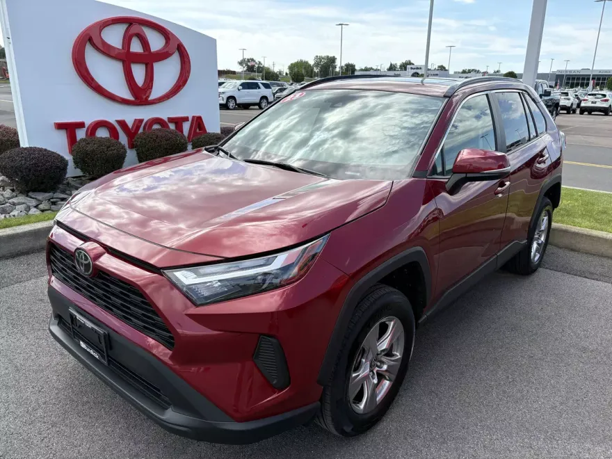 2023 Toyota RAV4 XLE photo 1