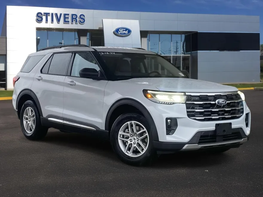 2025 Ford Explorer photo 1