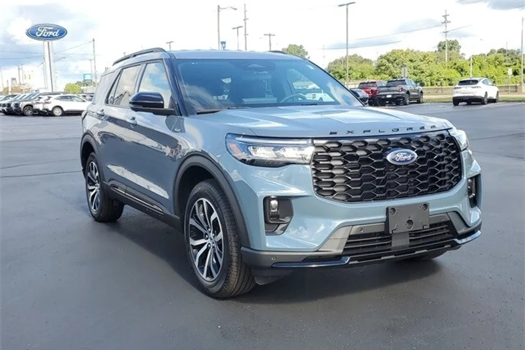 2025 Ford Explorer ST-Line photo 1