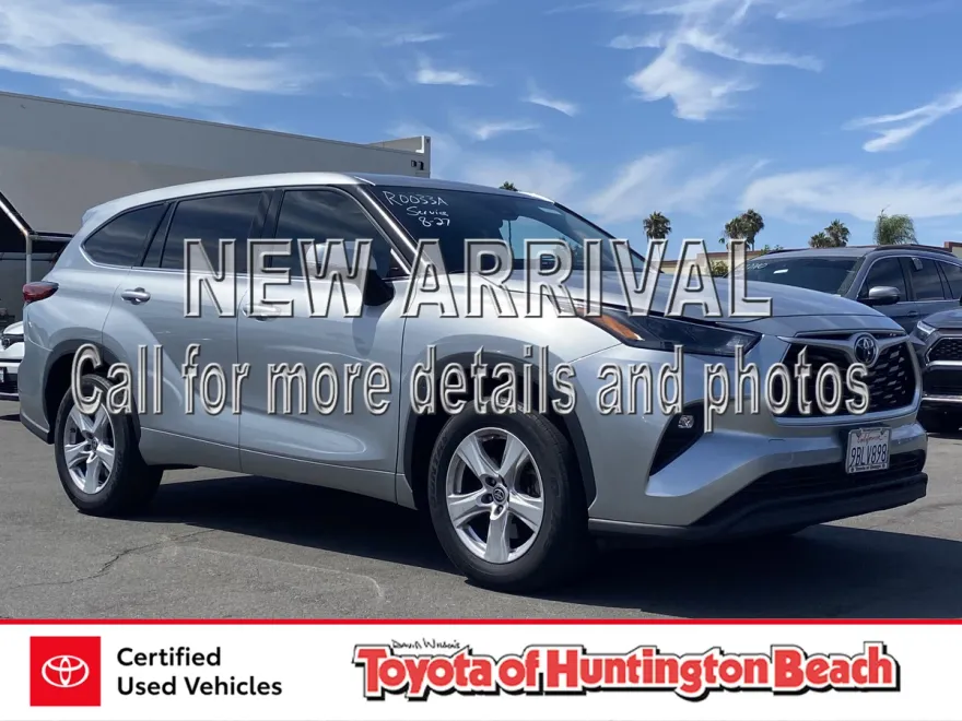 2022 Toyota Highlander LE photo 1