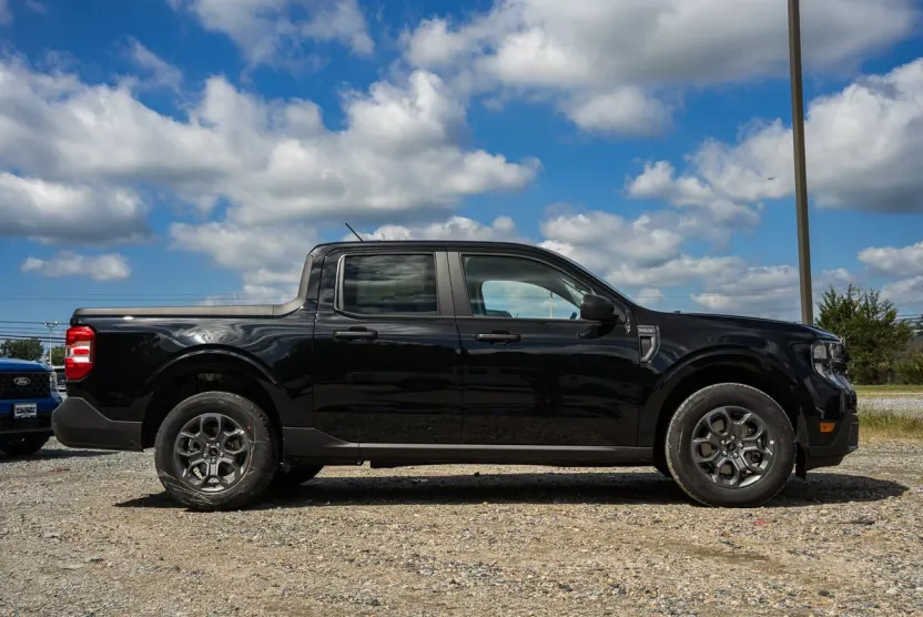 2025 Ford Maverick XLT photo 1