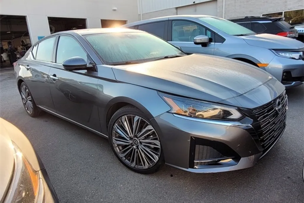 2023 Nissan Altima 2.5 SL photo 1