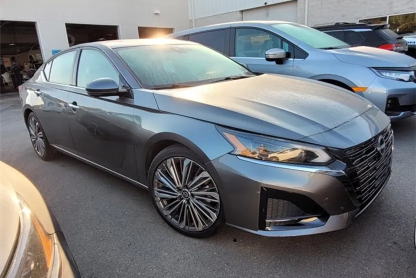 2023 Nissan Altima 2.5 SL photo 1