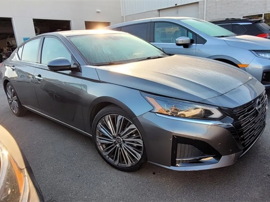 2023 Nissan Altima 2.5 SL photo 1