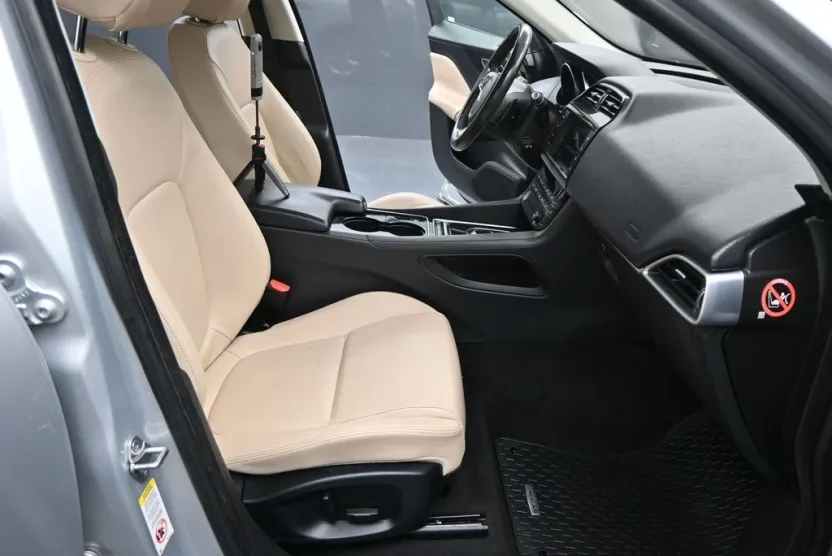 2017 Jaguar F-PACE Premium photo 1