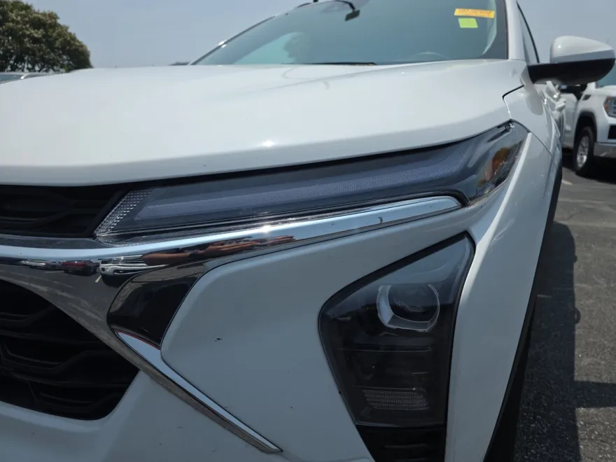 2024 Chevrolet Trax LT photo 1