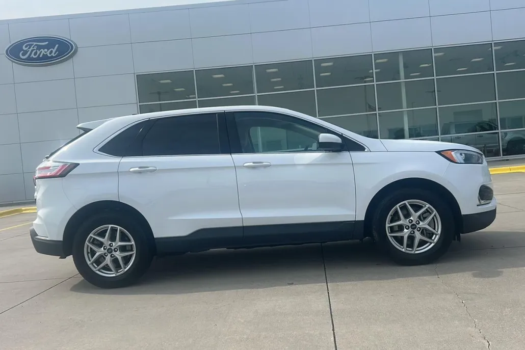 2022 Ford Edge SEL photo 1