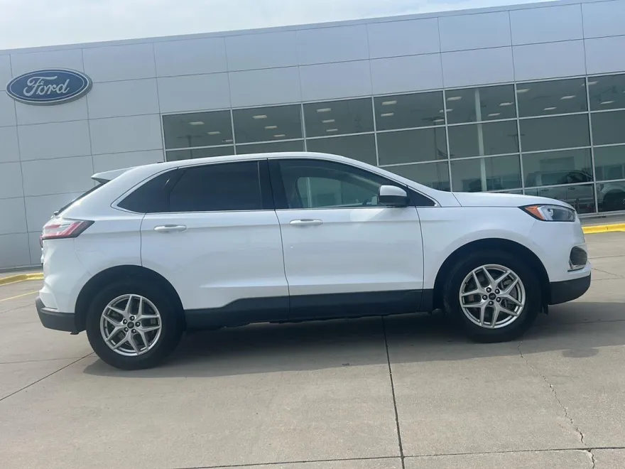 2022 Ford Edge SEL photo 1