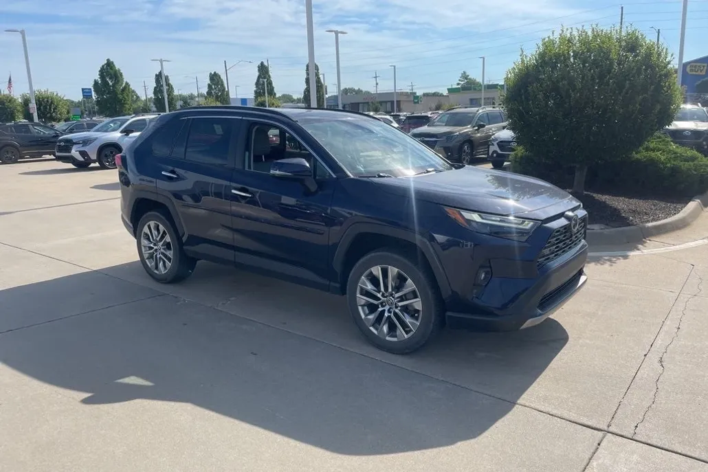2022 Toyota RAV4 Limited photo 1