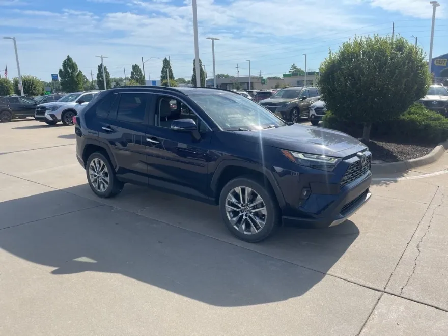2022 Toyota RAV4 Limited photo 1