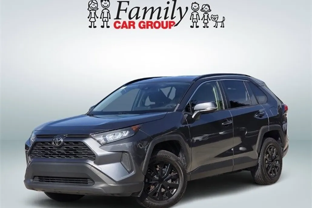 2021 Toyota RAV4 LE photo 1