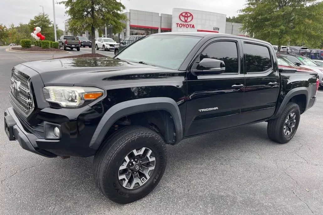 2017 Toyota Tacoma SR5 TRD Sport photo 1