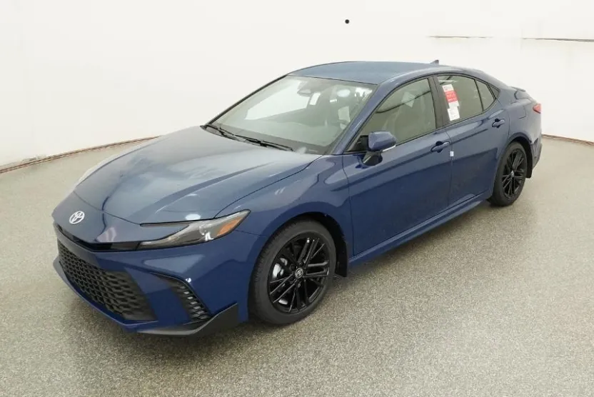 2025 Toyota Camry SE photo 1