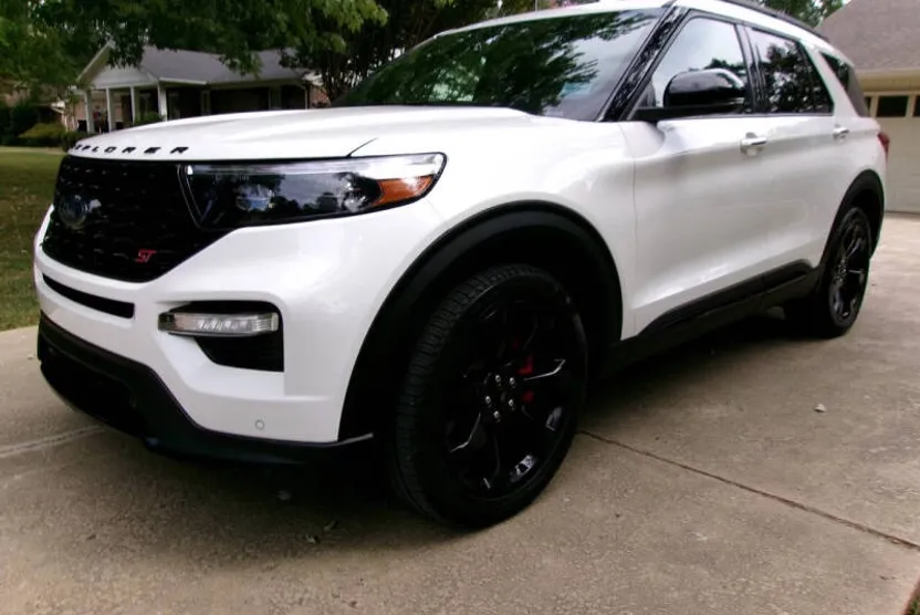 2023 Ford Explorer ST photo 1