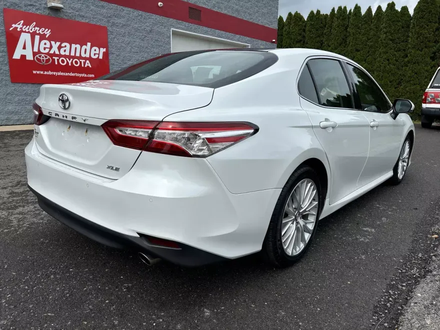 2018 Toyota Camry XLE photo 1