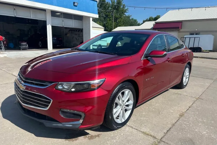 2017 Chevrolet Malibu 1LT photo 1